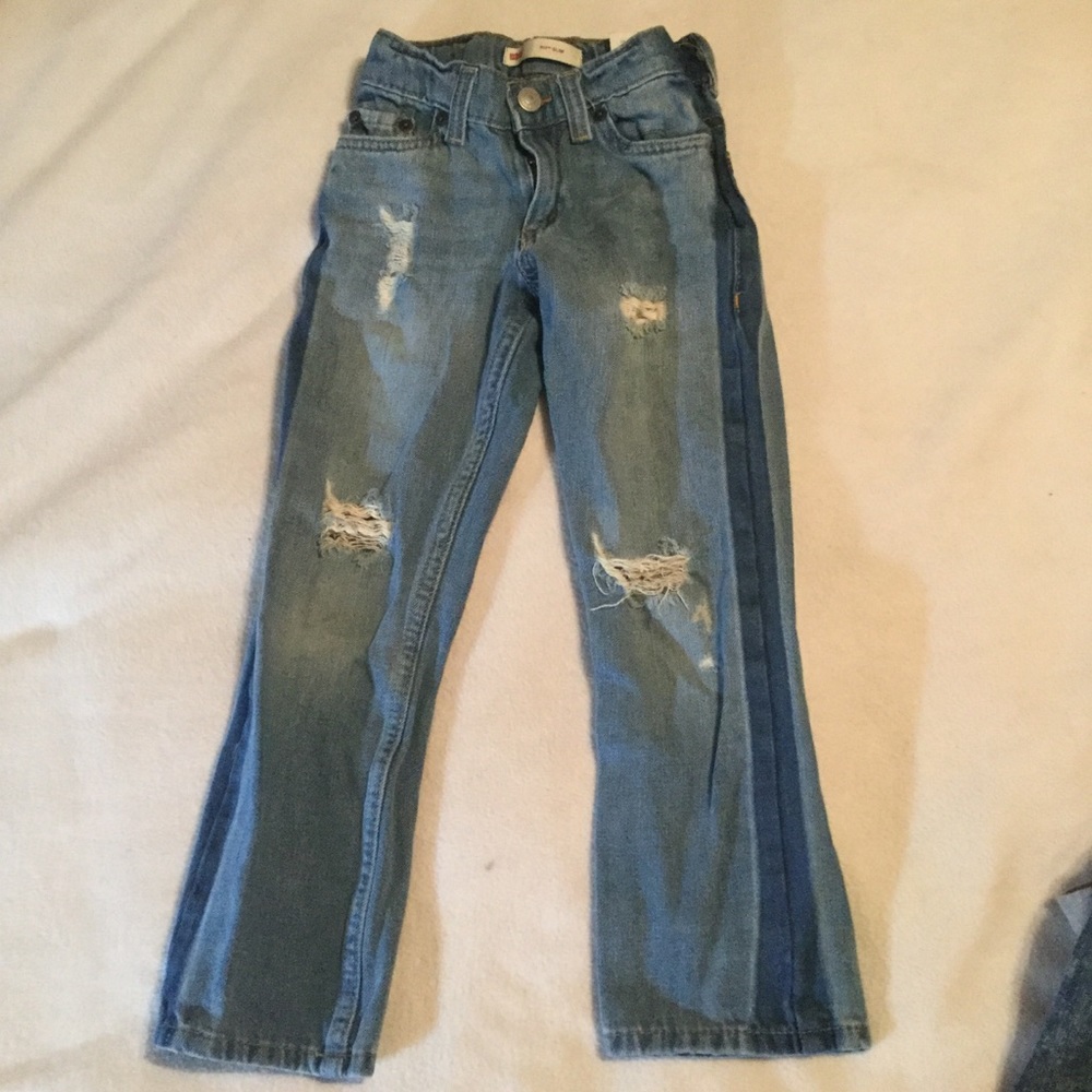 Levi’s distressed jeans, size 6 reg